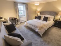 New Crown Inn Hotels in Bolton