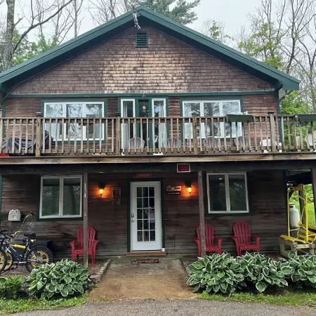 Rustic ski chalet in the heart of North Conway off West Side Road