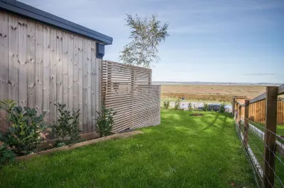 Caswell Bay Hide Out - Cabin - Landimore Hotels in Burry Port