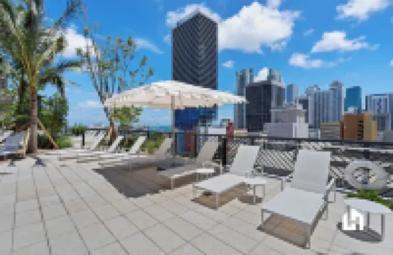 市中心帶部分海景的時尚公寓