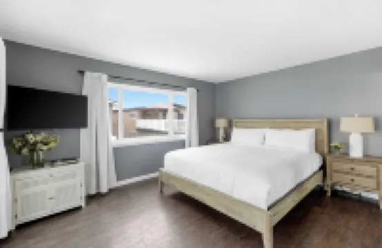 Topside Newport Rooftop Balcony + Ocean Views + Walk to Pier, Marina Village