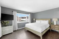 Topside Newport Rooftop Balcony + Ocean Views + Walk to Pier, Marina Village