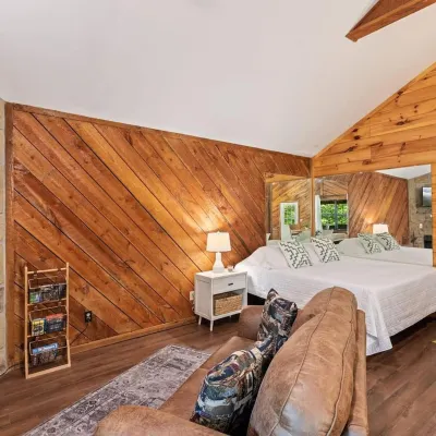 Close to Pigeon Forge Gatlinburg I Hot tub Отели в г. Севи