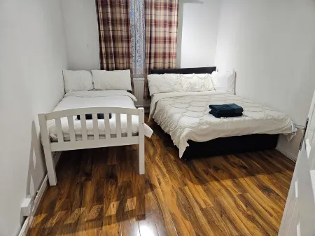 Mitcham Junction - 2 Bed Apartment - Sleeps 6 Отели в г. Мичам