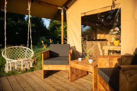 La Jolie Longère Fleurie Tiny House Avec Piscine et Jardin Отели в г. Сюржер