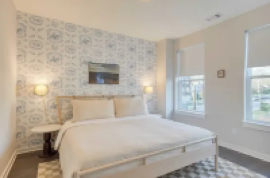 Minutes to Broadway Chic Newly Built 4Bdr w Balcony 98 Degrees by AvantStay