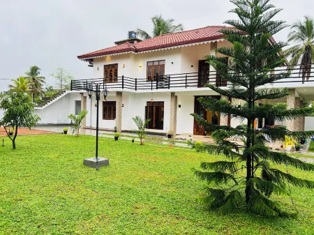 Ahasna Airport Villa Отели в г. Miriswatte