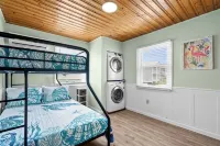 High Tide at Coral Reef - Upper 3-bedroom/1 Bath town-home Sleeps 7 w/Linens!