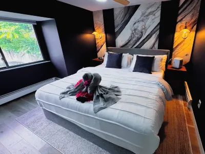 Stunning Design ~ Fireplace ~ Custom Desk ~ Balcony Hotel dekat Endicott Hall