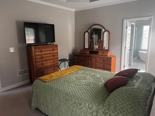 Charming 3-bed, 2-bath house in Mableton with Wi-Fi, seasonal pool, firepit