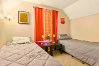 Historic Bungalow: For Groups & Families Sleeps 11