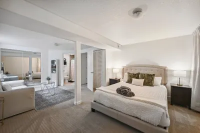 Southwest Mid-Mod 5BR w/ Big Yard, Hot Tub, Fireplace, A/C, WIFI, and Kitchen