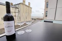 Modern Apartment for Contractors & Small Groups by Stones Throw Apartments - Free Parking - Sea View Hotels in Worthing