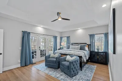 Waterfront Lake Norman Home w/ New Pool & Spa, Sleeps 14 with 6 king beds +