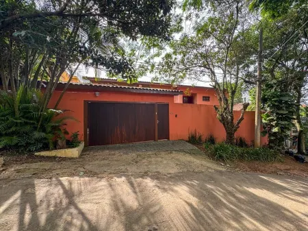 Casa espaçosa na Granja Viana Отели в г. Карапикуиба