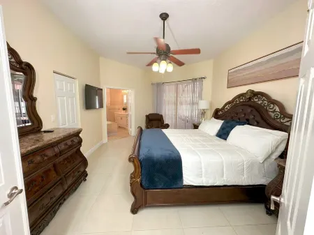 Spacious 4-bedroom house in brilliant Coral Springs with AC Отели рядом с достопримечательностью «Парк Орчид»