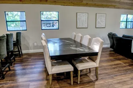 Cozy lake side villa for family getaway. Pet-friendly