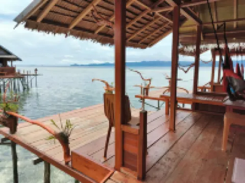 Happy Homestay Arborek Hotels in Raja Ampat