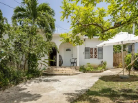 Adorable 1BR Cottage Walk to the Beach Priory Hoteles en Priory