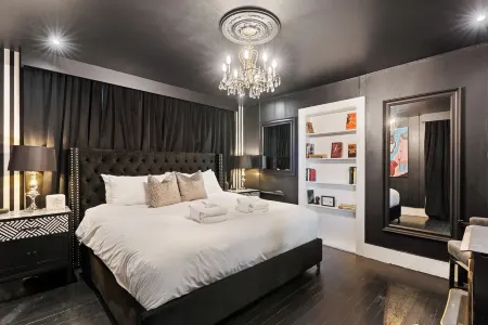 Downtown Walkable 1-bedroom Couples Retreat With Large Soaking Tub