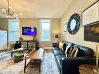 Mid-Century Modern Midtown- Walk To Restaurants & Nightlife!