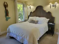 Unique Lake Goodwin Waterfront Cabin with Private Hot Tub and Boat Moorage Hotels in Lake Goodwin