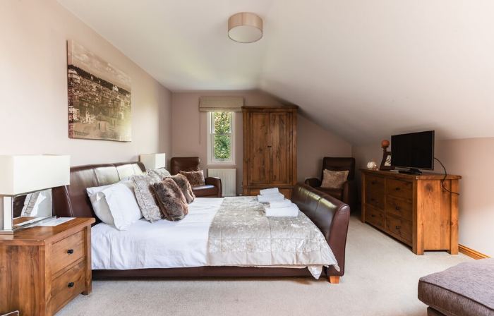 Luxury cottage with garden and parking in the heart of the village.  Sleeps 8.
