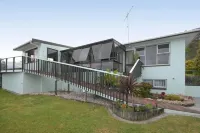 Coopers Beach house with stunning views over Doubtless Bay Hotels in 