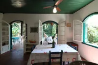 Beautiful, spacious house with 4 bedrooms, veranda with hammocks, garden. Hotels in Barra do Sahy