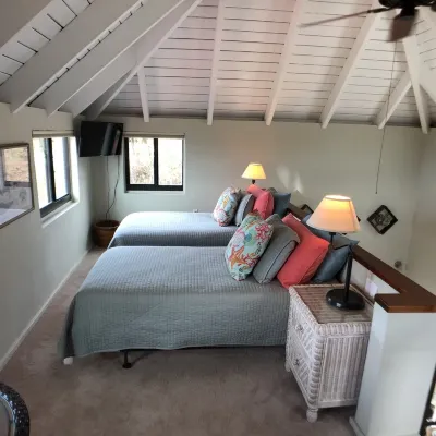 WOW Sea & Sunset Views, Minutes to NP Beaches/Town, A/C, Designer Interior, Pool Hôtels à : 