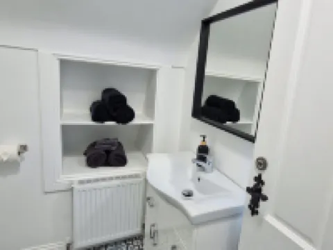 2 ベッド コテージ - スリープス 4 - プライベート ガーデン - パーキング オーマのホテル