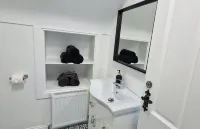 2 Bed cottage-Sleeps 4-Private Garden-Parking