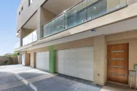Modern Urban Oasis: 2BR Haven for Chic Living Hotels near Mercy College