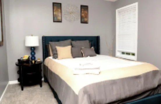 Comfortable 4 bedroom 10 min from Airport & Downtown