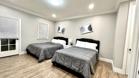 Upscale Condo NEW 2 BR ENSuite 2.5 Bath Attached Garage , full amenities Отели рядом с достопримечательностью «Заповедник Пек Роуд Уотер»