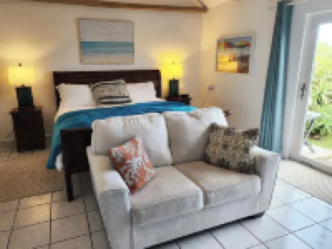 Sand Pebble 1 Bdrm Apt on Marley Beach w/ ocean views & steps to private beach Hotels in Warwick