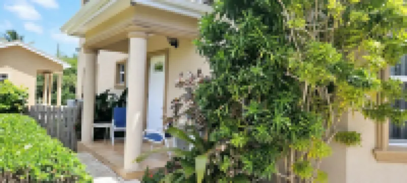 Casa de Bells 2 - Studio apartment with pool, gazebo, private entrance & parking
