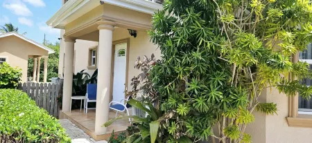 Casa de Bells 2 - Studio apartment with pool, gazebo, private entrance & parking Отели в г. Патрикс Айленд