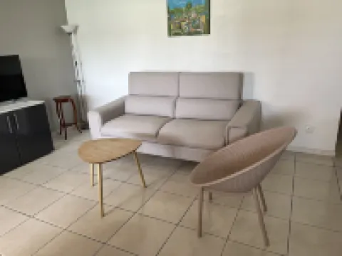 Magnificent bright apartment near the beach