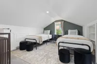 Sloan's Lake Luxury: Fire Pit Fun, Dog-Friendly, EV Charging Hotels in Wheat Ridge