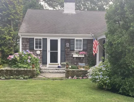 Charming Cape Cod home, minutes to Nantucket Sound