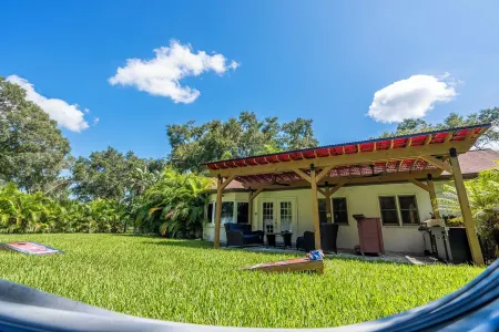 Private Brandon Oasis Family home w/ Full outdoor kitchen & Bar+ Game room