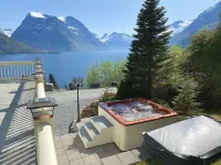Spectacular Norwegian Fjord with unbeatable view, sauna and hot tub Hotels in Orsta