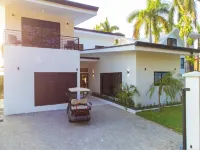 Casa Natalia: Luxurious Oceanfront Villa with Housekeeping and Concierge - Villas