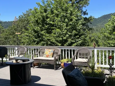Mountain View on one level w  hot tub,fire pit, w fishing kayaking  minutes away
