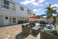 Bright & Modern ~ Heated Pool ~ Gated Beach ~ Pkg!