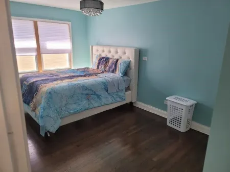 Spacious 3-bedroom, 2-bath condo, free parking/Oak Park Отели рядом с достопримечательностью «Frank Lloyd Wright Home and Studio»