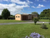 Cosy cottage in peaceful garden setting - just a minute's walk to Lake Rotorua