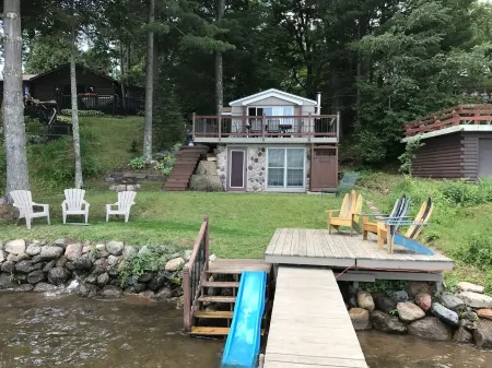 Lakeshore Cabin On The Waters Edge of Bone Lake