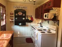 Sweet cottage with lots of privacy that's perfect for a romantic getaway.